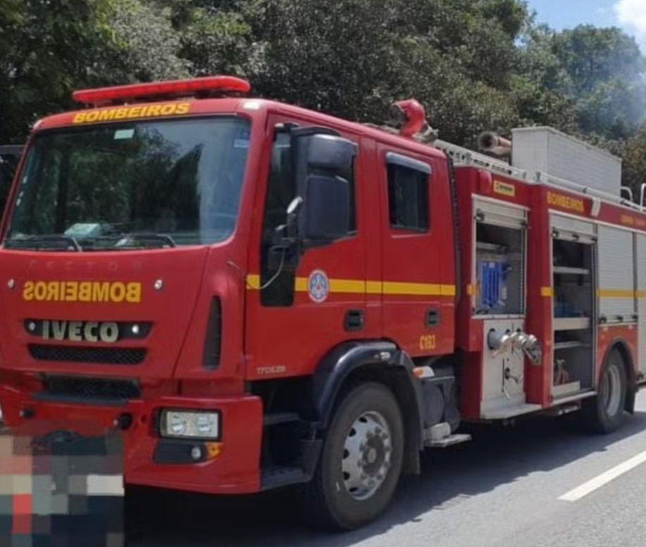 Um caminhão-baú, que transportava uma carga de produtos lácteos, foi consumido por um incêndio na manhã desta quinta-feira (14). O incidente ocorreu na ...