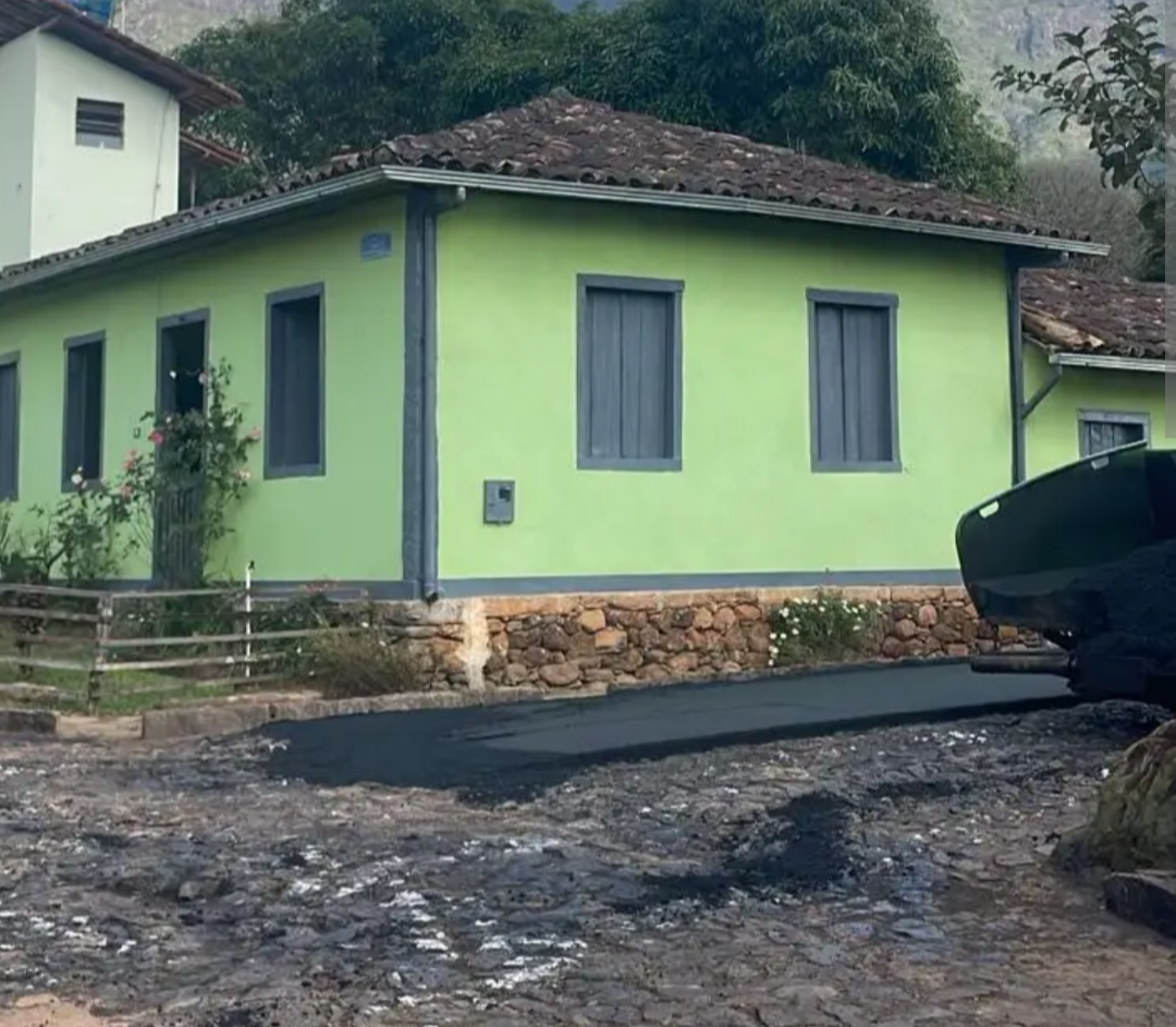 O Poder Judiciário determinou a suspensão imediata do asfaltamento das ruas de pedra do Morro D