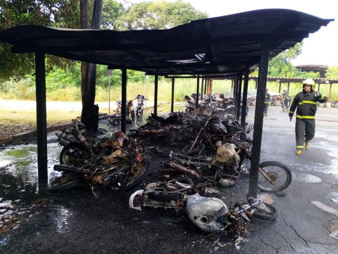 Um grande incêndio deflagrou no estacionamento interno da portaria 7 da Aperam South América, localizada em Timóteo, na manhã desta sexta-feira (15). O ...