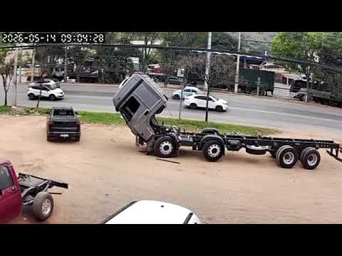 Um mecânico foi atingido e sofreu ferimentos na manhã da última quinta-feira, 14 de maio de 2026, enquanto realizava serviços de manutenção em um caminh...
