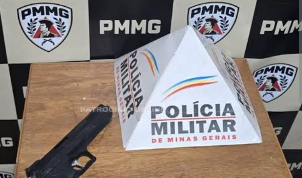 Um homem de 38 anos foi detido em Minas Gerais após invadir uma residência e atacar a facadas cinco membros da família do atual companheiro de sua ex-pa...