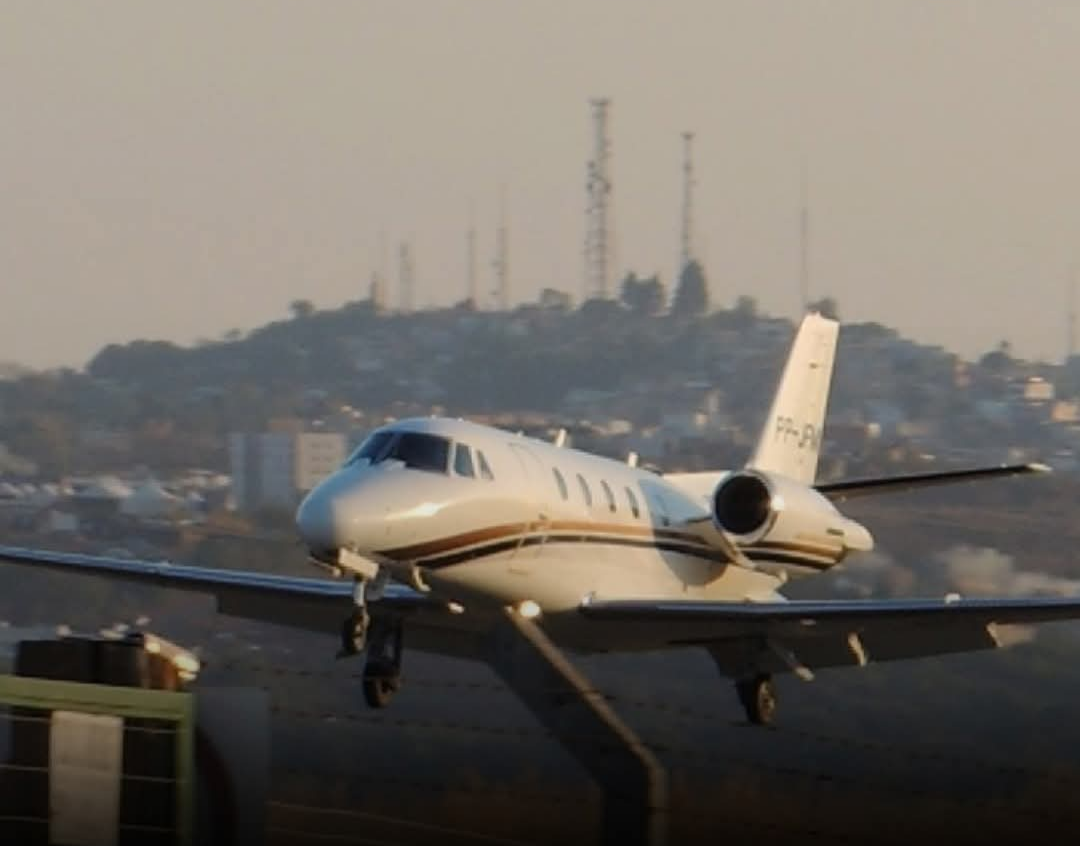 A cidade de São João del-Rei, em Minas Gerais, está prestes a reativar seus serviços de voos comerciais. A nova operação estabelecerá uma rota direta en...