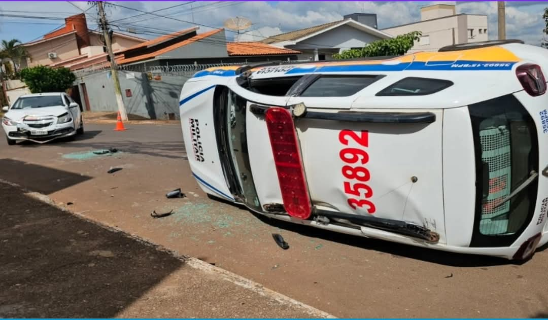 Uma viatura da Polícia Militar capotou e ficou tombada após ser atingida por um veículo de passeio na tarde deste sábado, 16 de maio de 2026, no bairro ...