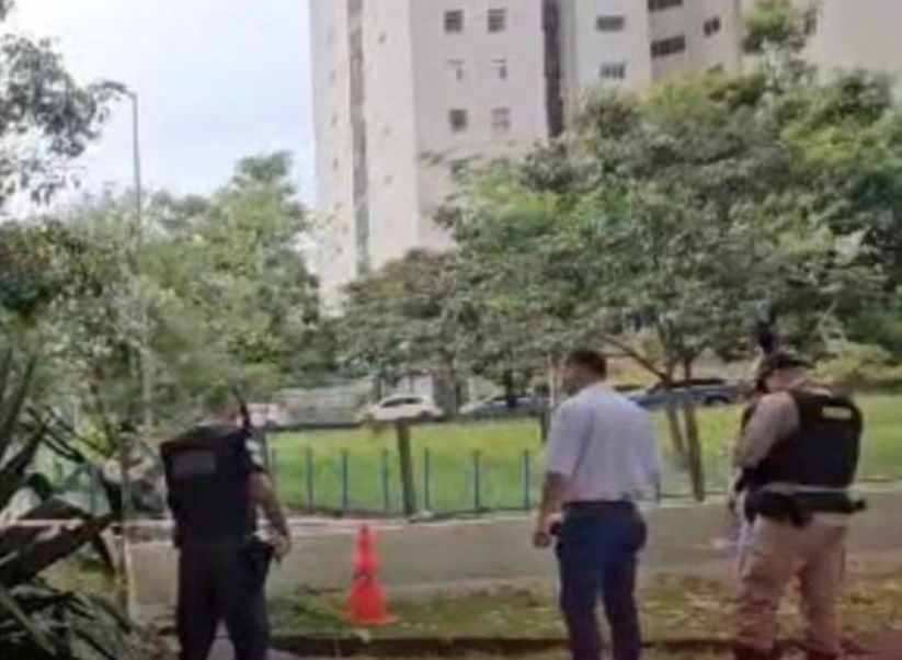 Belo Horizonte foi cenário de um trágico incidente neste domingo (17), com a localização de dois corpos apresentando marcas de disparos de arma de fogo....