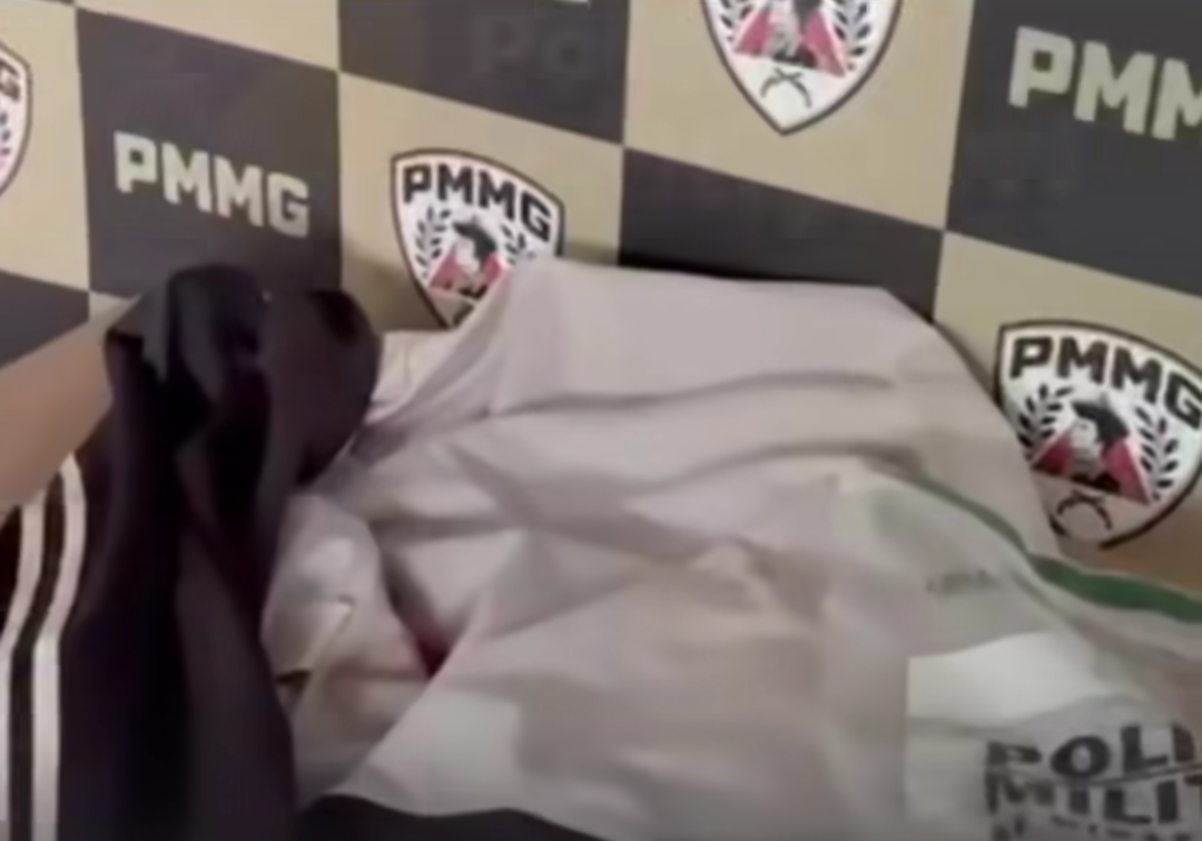 Um homem foi detido em Inhapim no domingo (17), após uma madrugada de tumulto em uma casa boêmia conhecida como "Casa Verde". Ele é suspeito de tentativ...