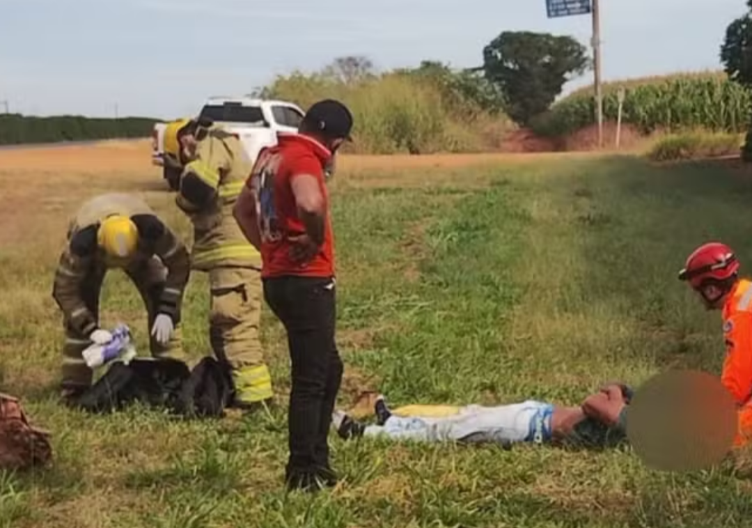 Um acidente automobilístico na rodovia MG-233, na cidade de Araguari, resultou no capotamento de um veículo por volta das 9h30 deste domingo (17). O car...