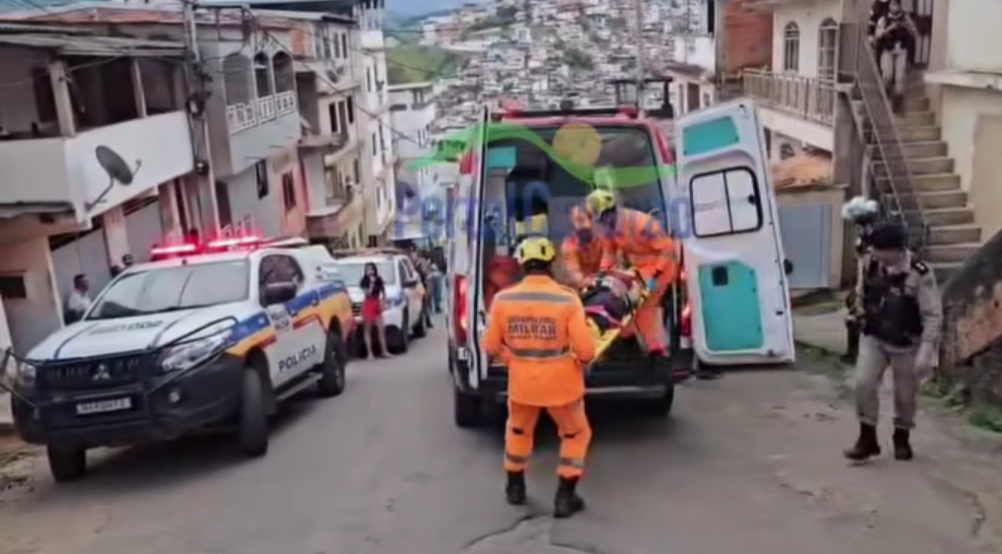 Uma mulher foi socorrida em estado grave após ser atacada com golpes de faca pelo companheiro, na tarde deste domingo (17), no bairro São Jorge, em Manh...