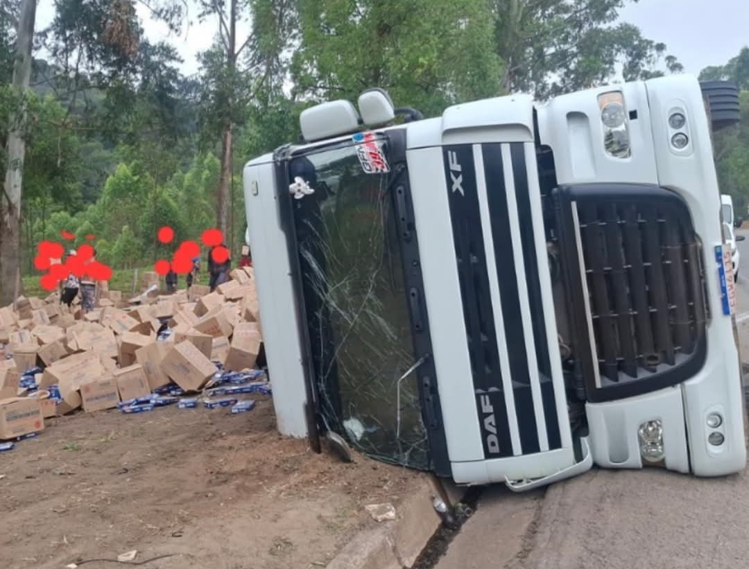 Um acidente na manhã deste domingo, dia 17, na BR-381, em João Monlevade, resultou no tombamento de um caminhão no trecho conhecido como “corte de pedra...