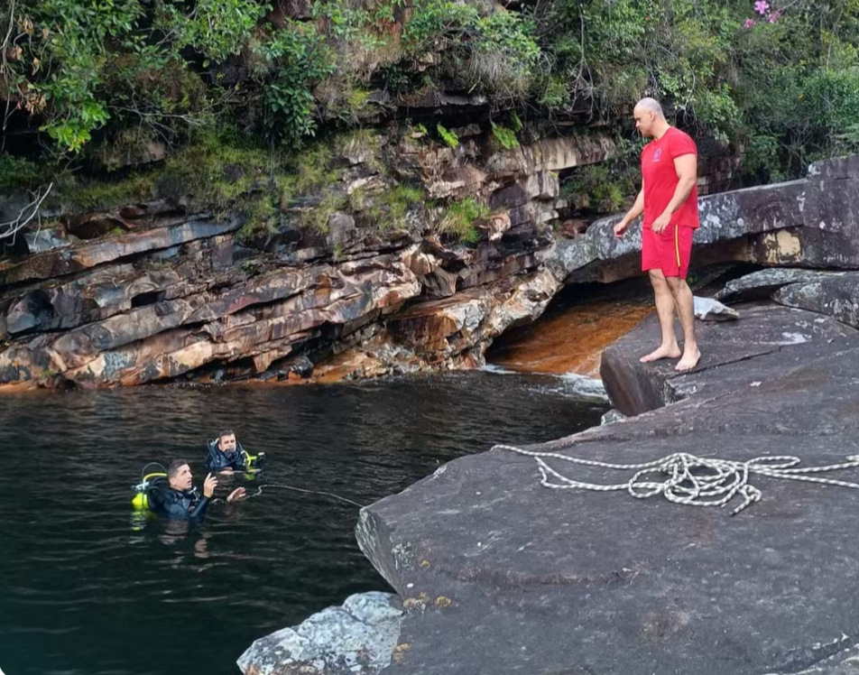 Um homem de 30 anos perdeu a vida por afogamento neste fim de semana na Cachoeira do Escorregador, localizada no balneário Cerca Nova, na área rural de ...