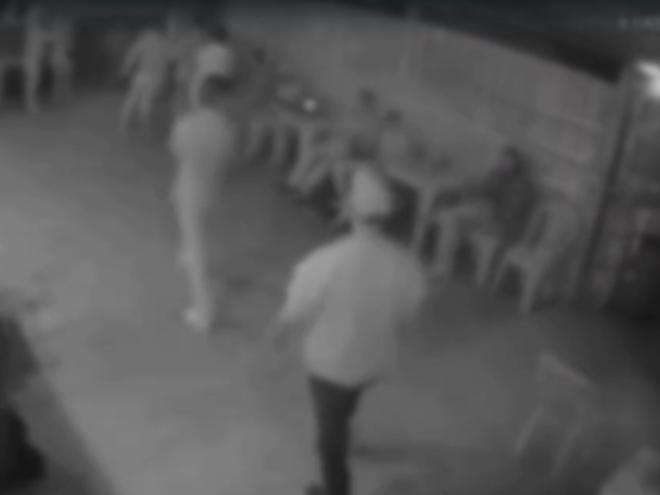 A Polícia Militar efetuou a prisão de um homem sob suspeita de envolvimento em tentativa de homicídio e diversas agressões. Os incidentes ocorreram em u...