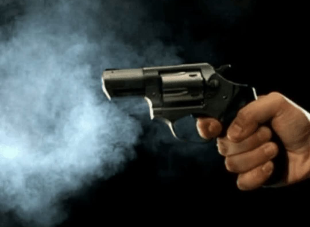 Um incidente violento marcou a noite de domingo (17) no bairro Cidade Industrial, em Montes Claros, quando um homem de 26 anos foi atingido por um dispa...