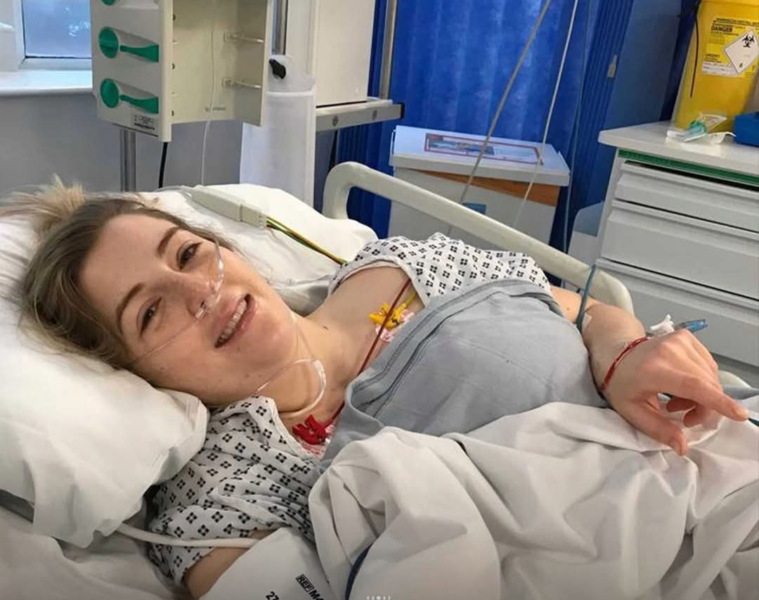 Uma jovem de 23 anos sofreu paralisia após o rompimento de uma das artérias principais de seu corpo, provocado pelo hábito de estalar o pescoço. Este in...