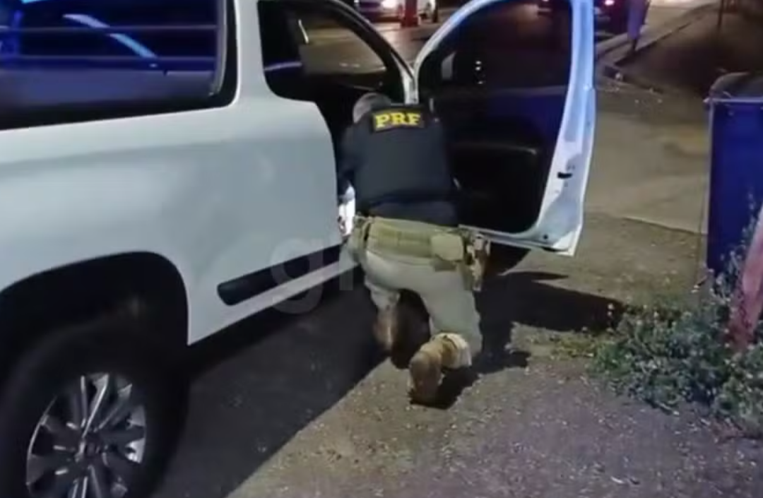 Um homem de 45 anos foi detido na noite desta segunda-feira (18) na BR-381, em Jaguaraçu, no Vale do Aço, após ser flagrado com uma caminhonete que poss...