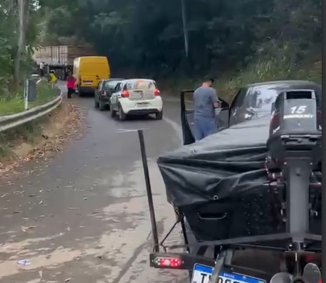 As restrições de tráfego impostas na Ponte Torta, em Carmo do Rio Claro, continuam a gerar insatisfação e transtornos significativos para moradores e pr...
