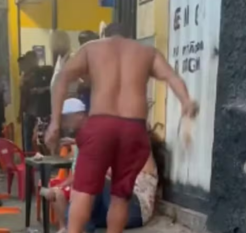 Uma mulher de 30 anos foi vítima de uma violenta agressão a chicotadas na noite da última segunda-feira (18), em Santa Luzia, município da Região Metrop...