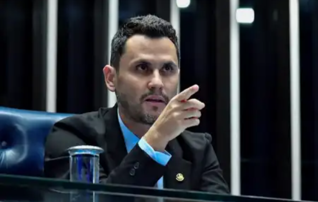 O senador Cleitinho Azevedo (Republicanos) desponta na liderança das intenções de voto para o governo de Minas Gerais, conforme revelado por uma nova pe...