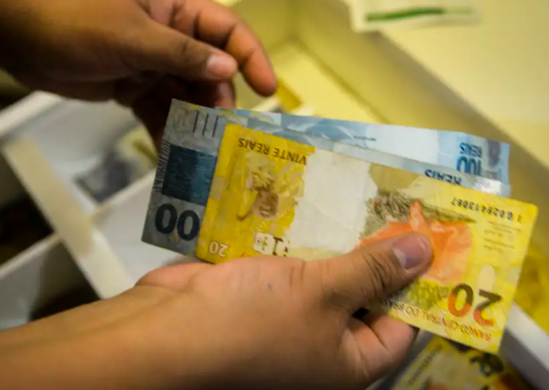 O Novo Desenrola, iniciativa governamental para renegociação de débitos, já viabilizou a renegociação de aproximadamente R$ 12 bilhões em dívidas de fam...