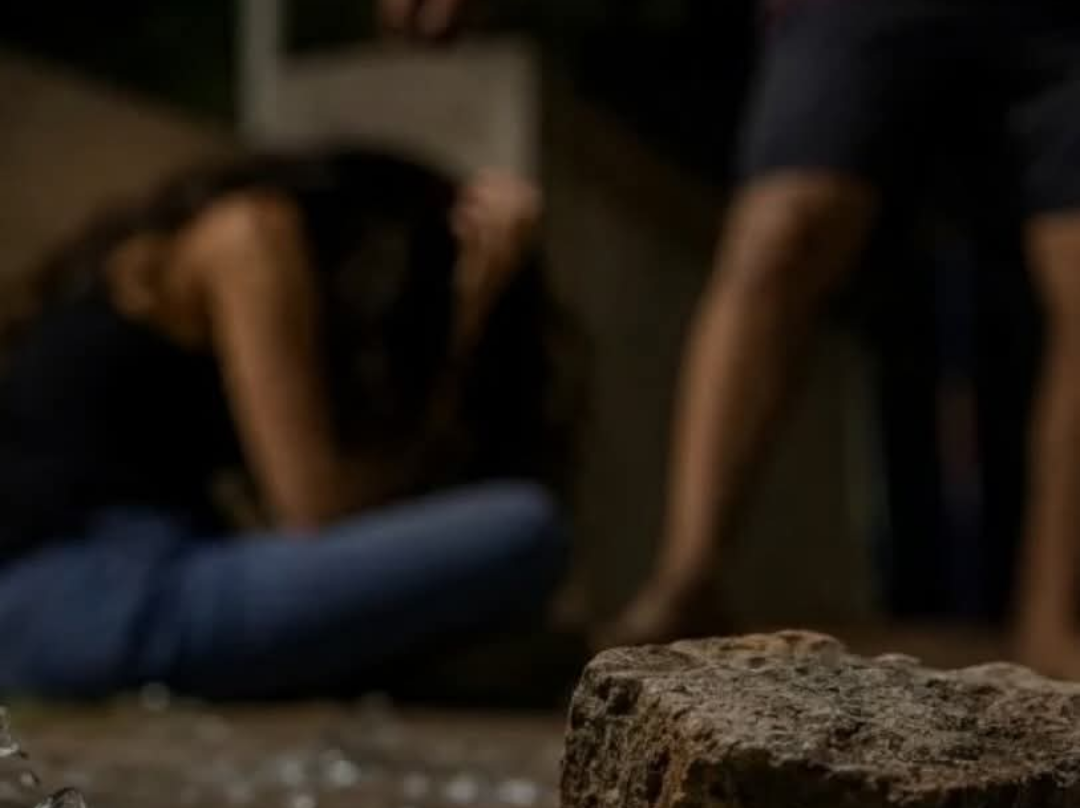 Uma jovem de 15 anos sofreu ferimentos após ser violentamente agredida com um copo de vidro e uma pedra na noite desta quinta-feira (21), no município d...