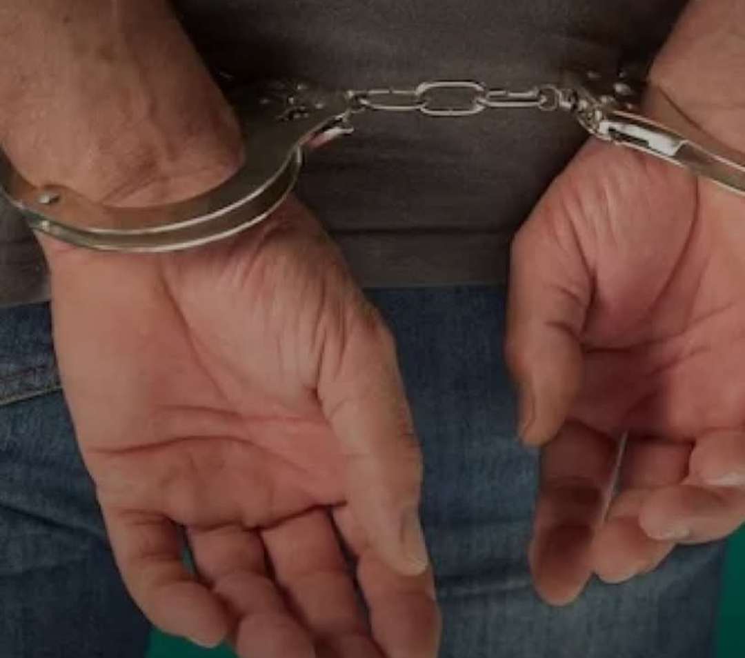 Um homem de 33 anos foi preso na manhã desta quinta-feira (21), na Rua Simão Campos, localizada no bairro Industrial, em Santana do Paraíso. A prisão oc...