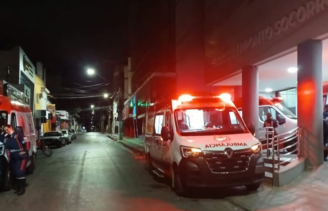 Um grave acidente de trânsito envolvendo duas motocicletas resultou em dois homens feridos na madrugada deste sábado (23) no Centro de Montes Claros. A ...