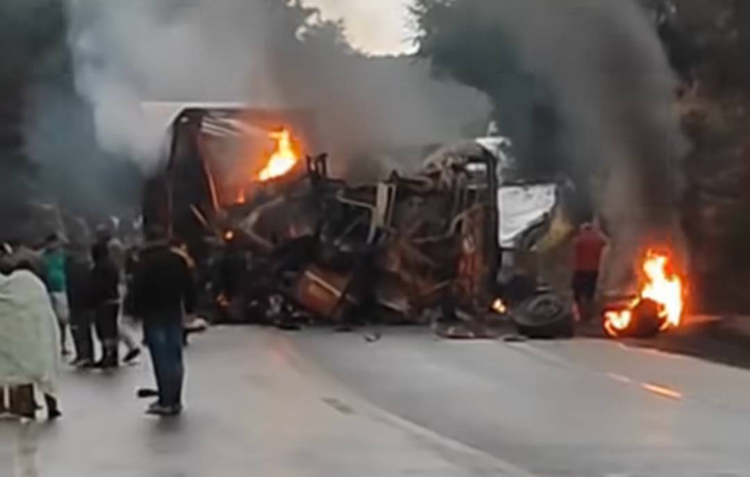 Uma violenta colisão envolvendo uma carreta, um ônibus e um terceiro automóvel causou a morte de pelo menos cinco pessoas na manhã deste domingo, dia 24...