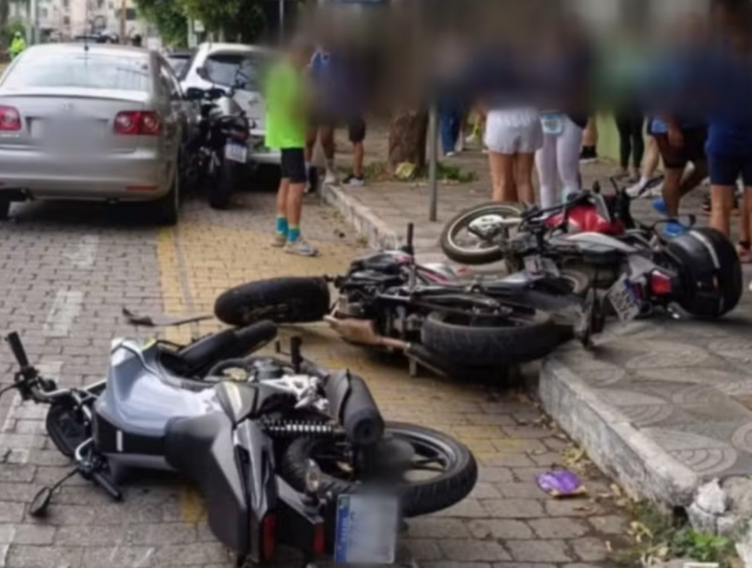 Na manhã de sábado (24), um homem de 77 anos perdeu o controle de seu veículo após sofrer um mal súbito enquanto dirigia. O incidente resultou na colisã...