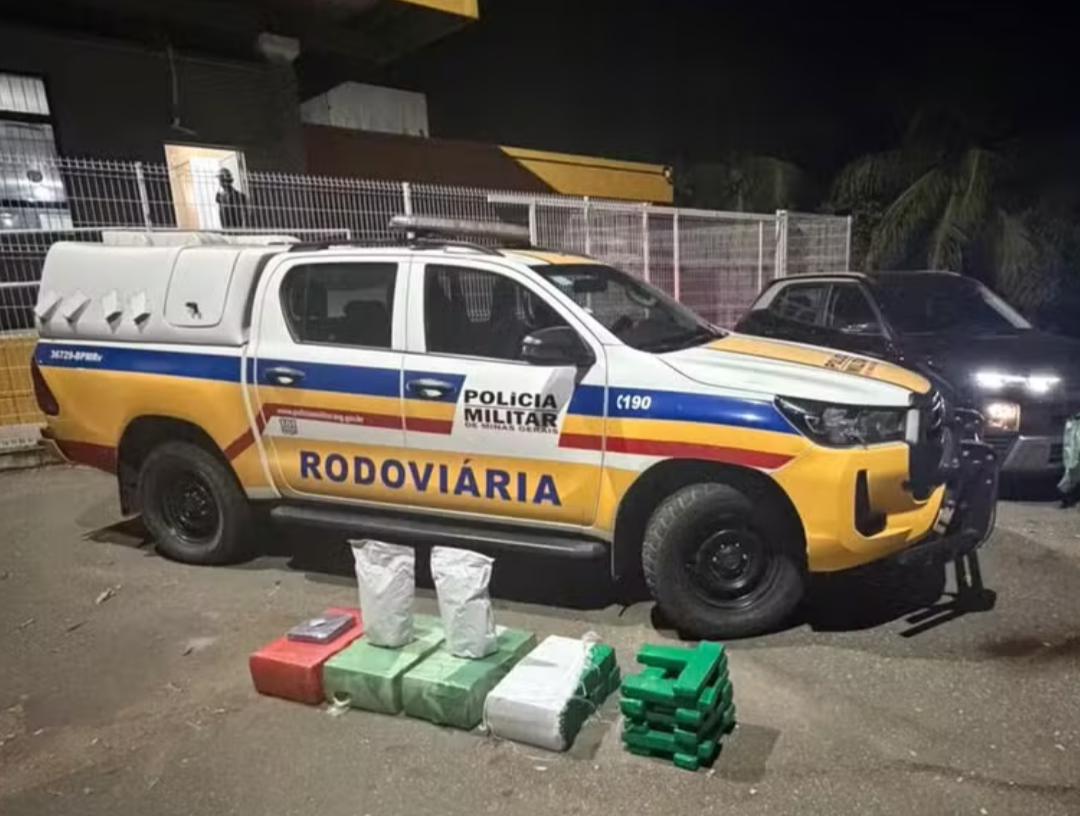 Um homem de 33 anos foi detido em Governador Valadares, na segunda-feira (25), após ser flagrado transportando uma grande quantidade de entorpecentes. O...