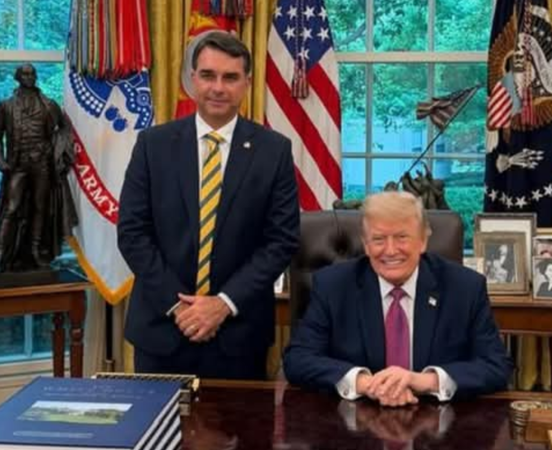Flávio Bolsonaro, filho do ex-presidente Jair Bolsonaro, discorreu sobre o encontro que teve com o ex-presidente dos Estados Unidos, Donald Trump, na Ca...