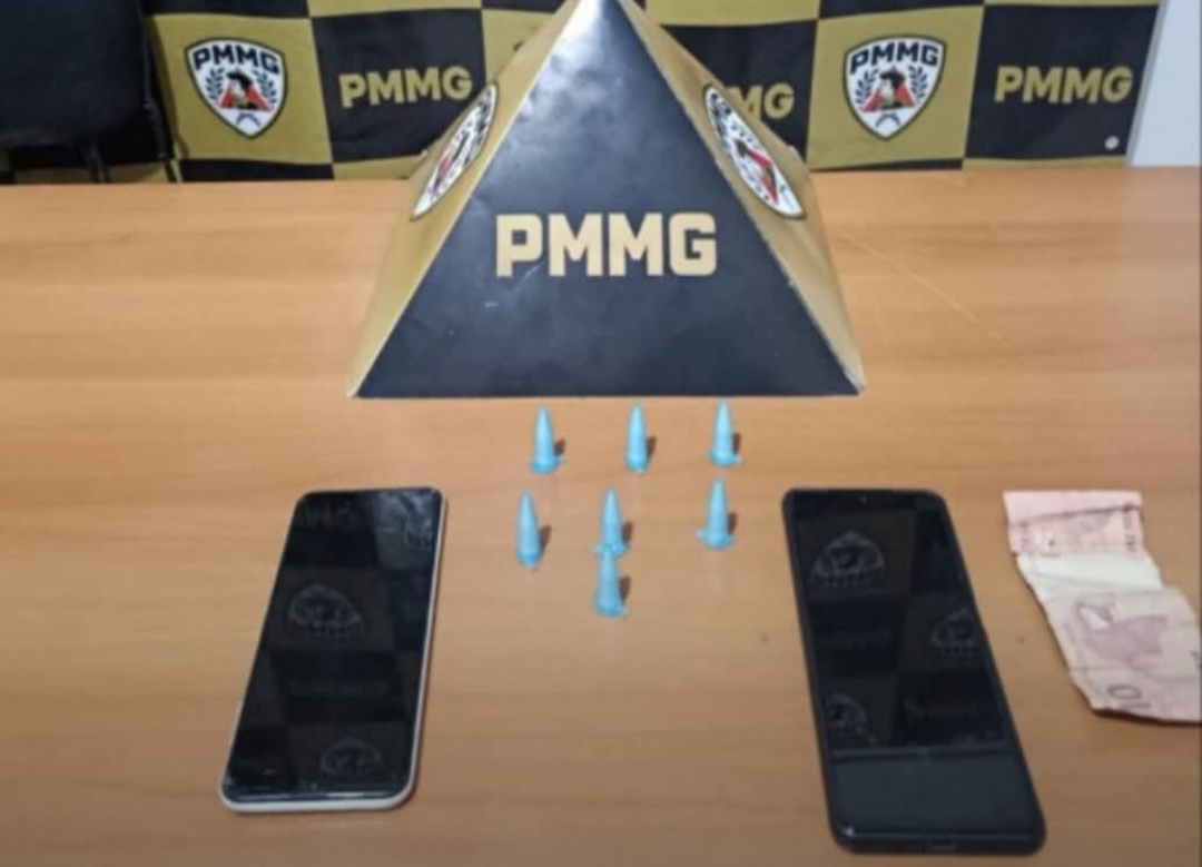 A Polícia Militar realizou a prisão de um indivíduo na cidade de Carbonita-MG, acusado de tráfico de drogas, lesão corporal grave e desobediência. A oco...