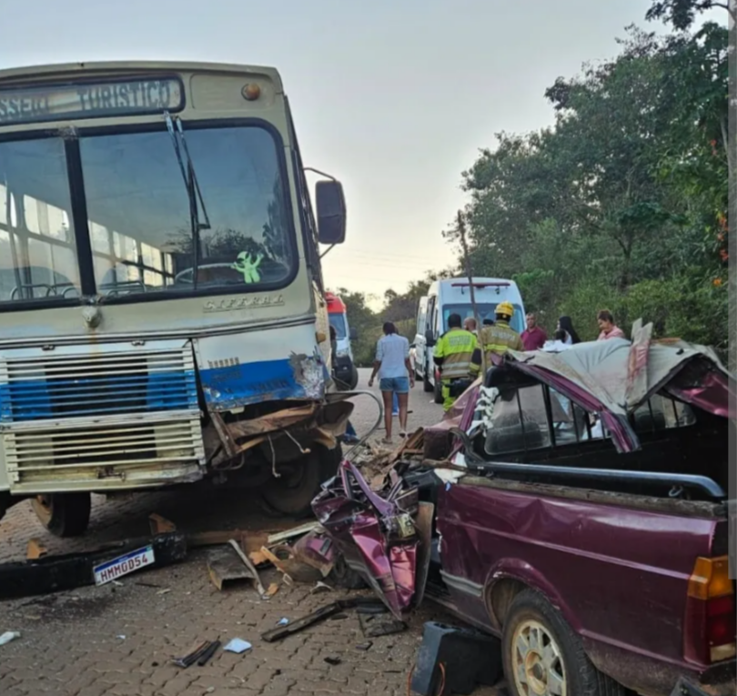 Uma colisão envolvendo um carro de passeio e um ônibus resultou na morte de uma mulher de 93 anos e deixou um homem ferido na tarde deste domingo (31), ...