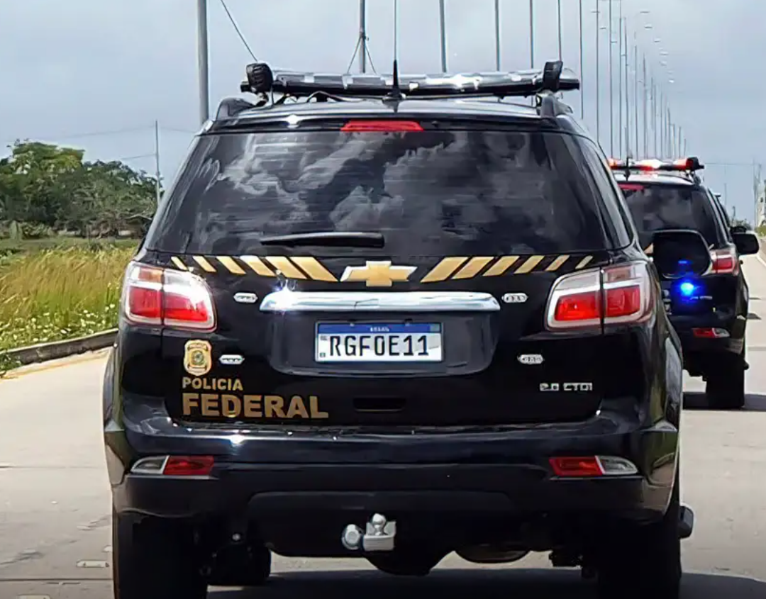 Neste domingo (31), a Polícia Federal, com o apoio da Polícia Militar de São Paulo, interceptou um carregamento de 33 pistolas e dezenas de carregadores...