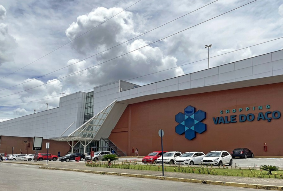 Uma advogada de 52 anos, residente em Caratinga, foi detida em flagrante na tarde de 1º de junho de 2026, no Shopping Vale do Aço, em Ipatinga. Ela é su...