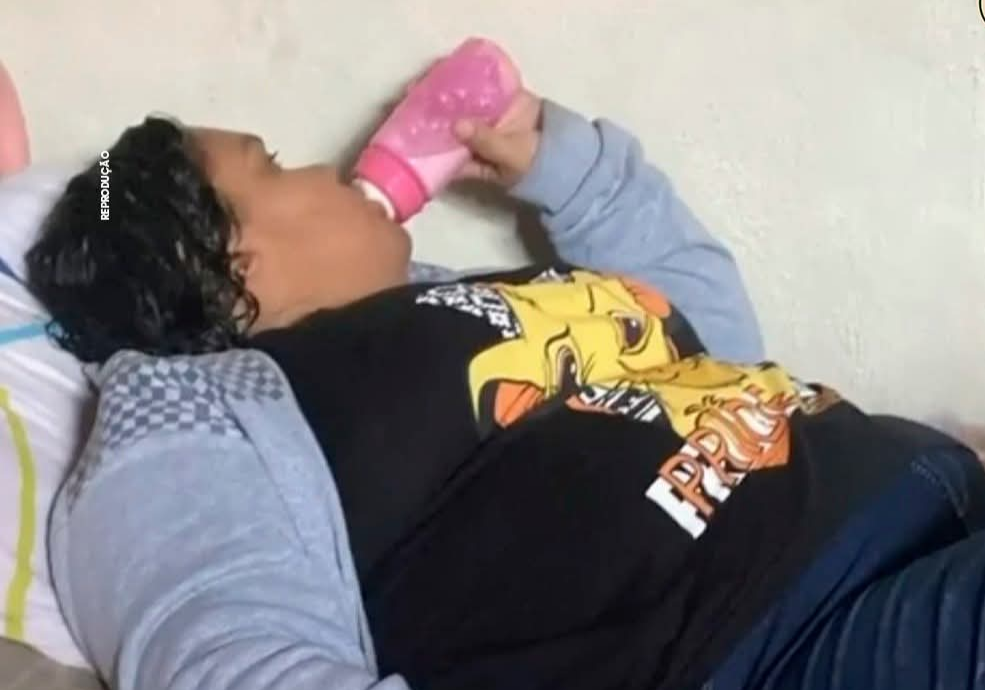 Uma mulher foi detida nesta terça-feira, dia 2, acusada de se passar por uma menina de 12 anos e enganar uma família, obtendo moradia, alimentação, uma ...