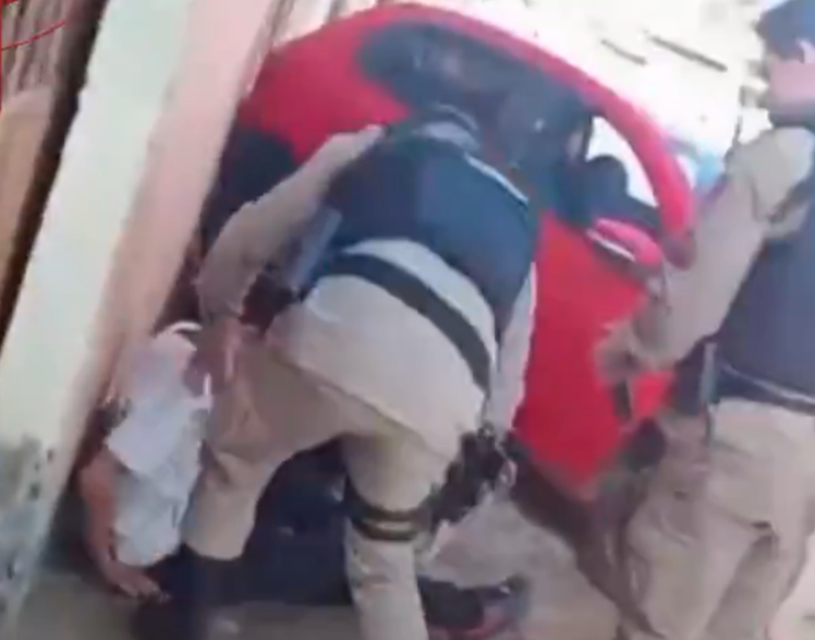 Na tarde desta quinta-feira (4), a Polícia Militar (PM) de Uberlândia prendeu três homens, com idades de 24, 26 e 32 anos, no bairro Guarani. Os indivíd...
