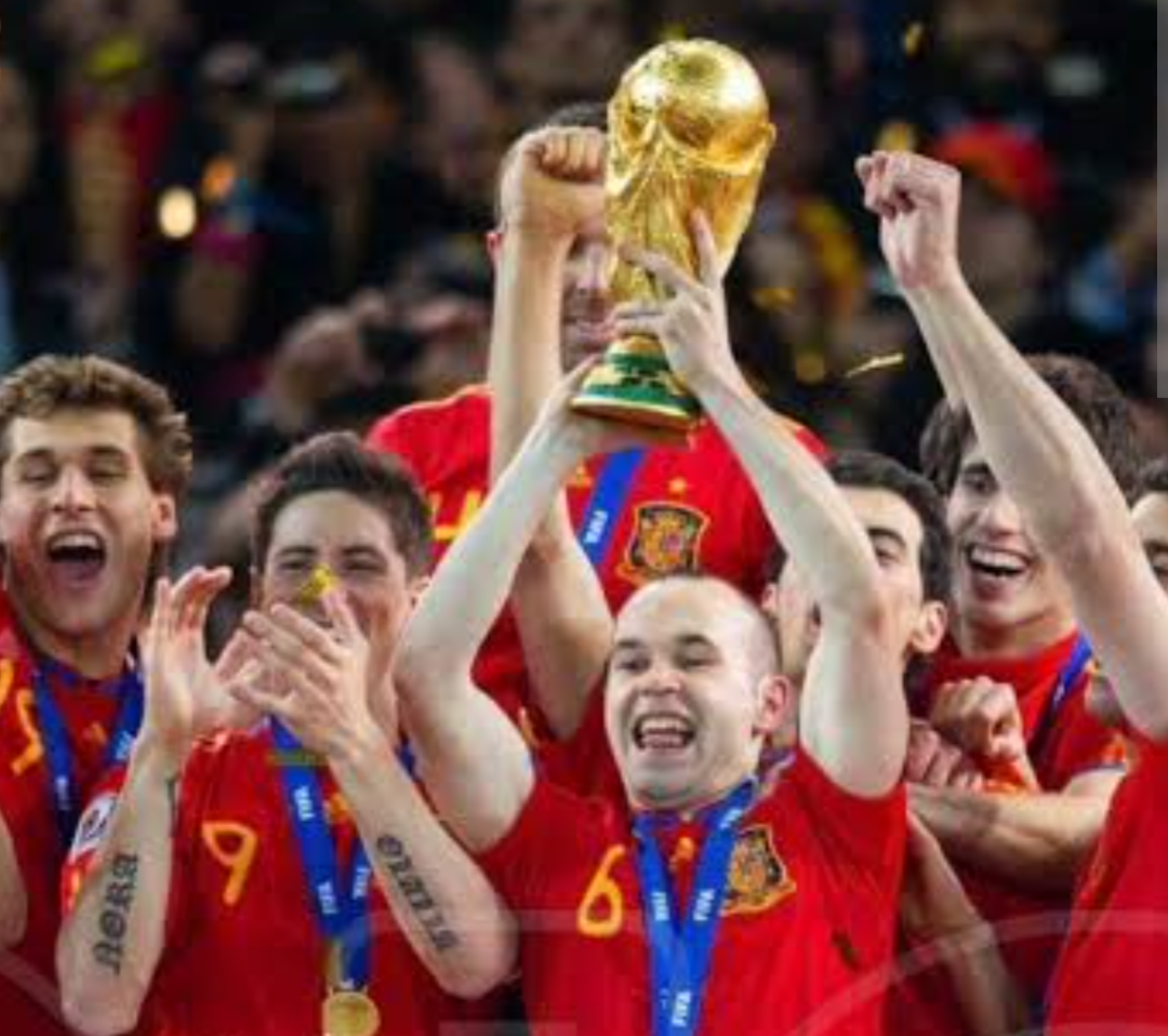 A expectativa para a Copa do Mundo de 2026 já começa a ganhar contornos definidos, com projeções iniciais que colocam a Espanha no topo da lista de sele...