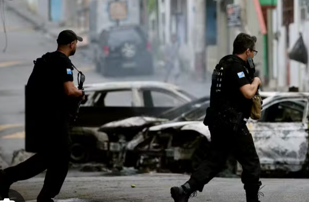 A influência do crime organizado em áreas dominadas pelo tráfico de drogas na capital fluminense atingiu um ponto alarmante, conforme revelado em um doc...
