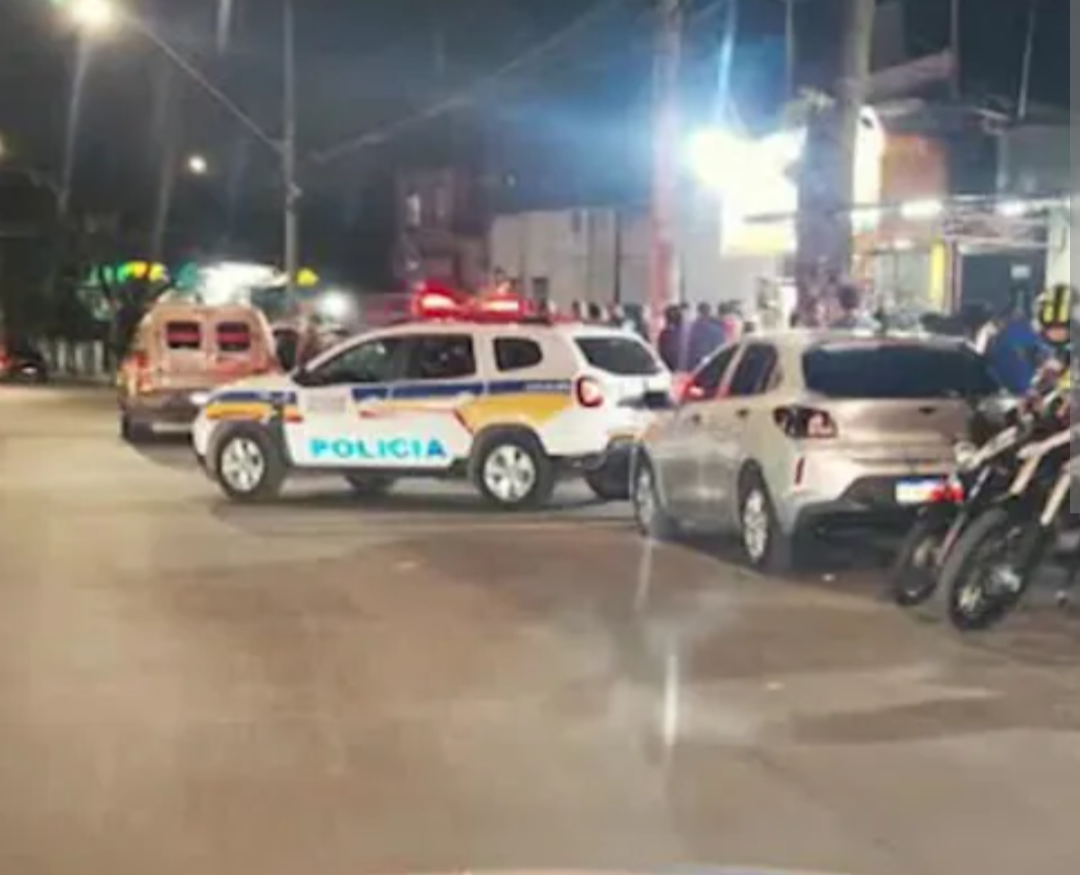 Um indivíduo identificado como Juan Patrick Correia, de 22 anos, foi ferido por disparos de policiais militares depois de uma perseguição no bairro Apar...