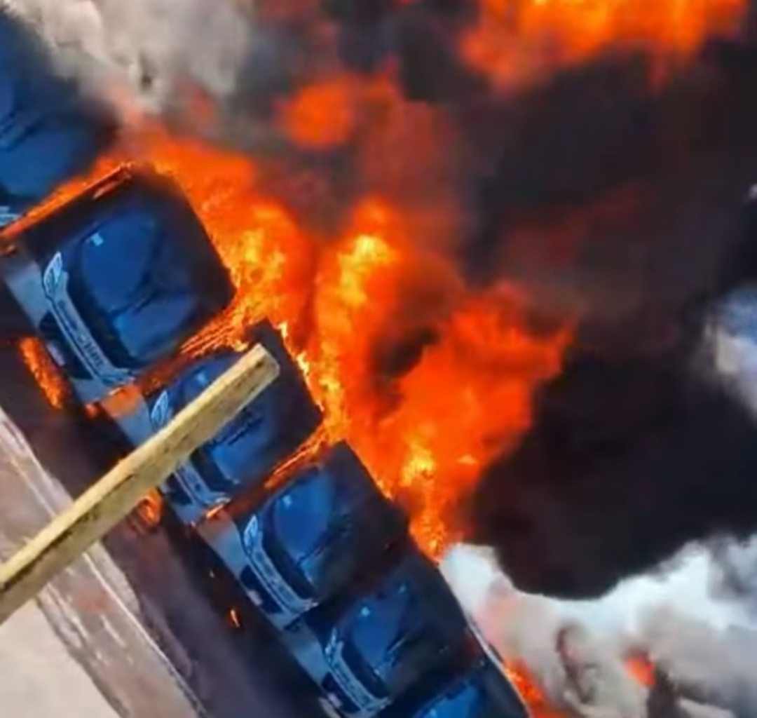 O Corpo de Bombeiros de Minas Gerais (CBMMG) confirmou que um incêndio de grandes proporções atingiu uma garagem de ônibus em Belo Horizonte na tarde de...