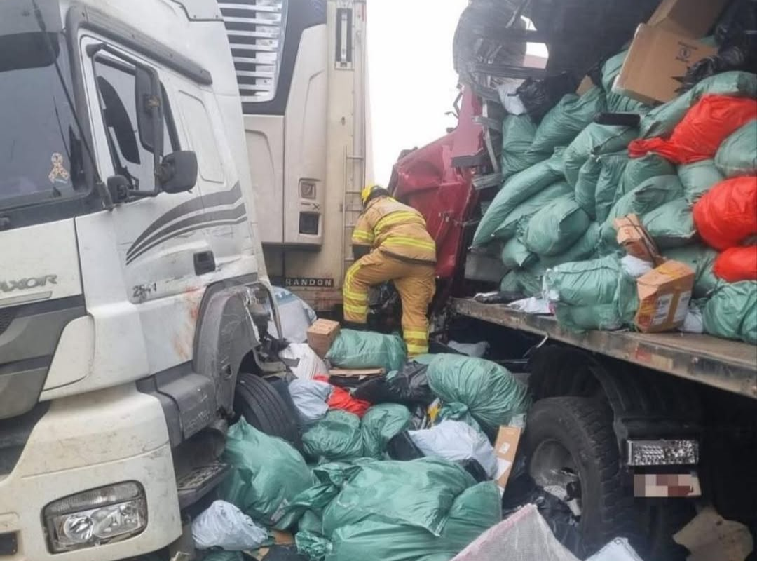 Um sério acidente de trânsito na manhã deste domingo (7) resultou na colção de três carretas na BR-251, no Norte de Minas. O incidente ocorreu nas proxi...