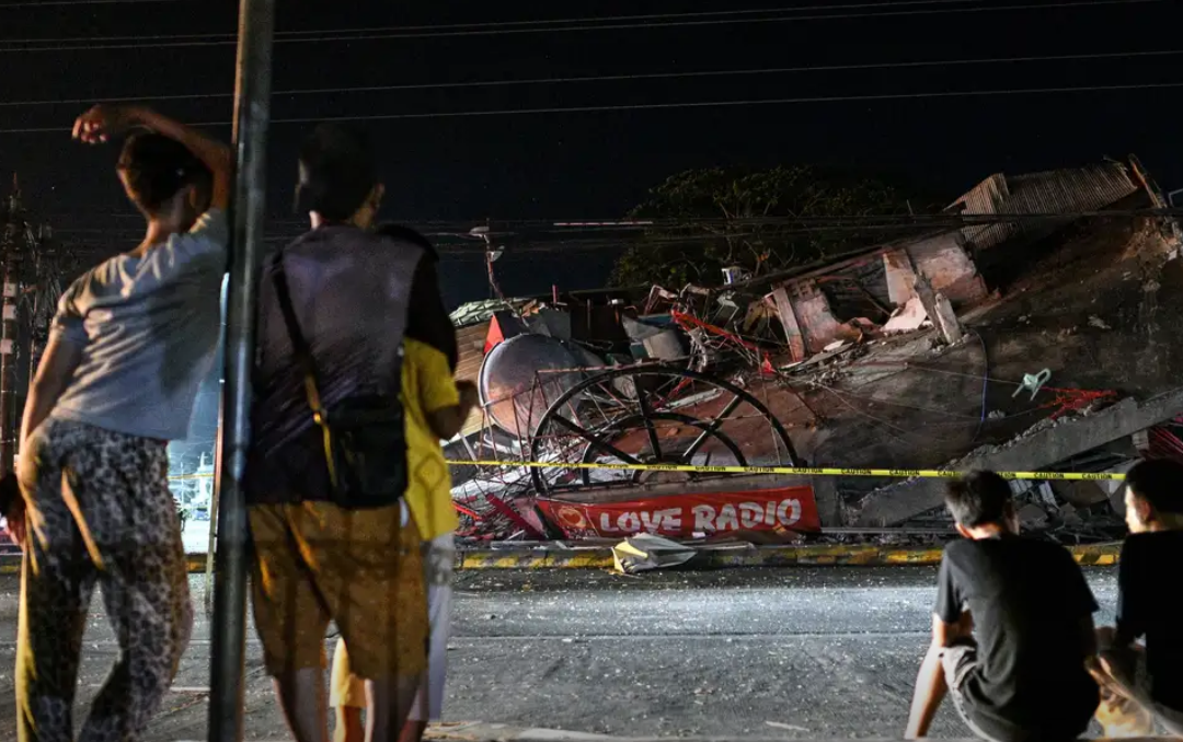 Um poderoso terremoto de magnitude 7,8 sacudiu a costa da ilha de Mindanao, no sul das Filipinas, nesta segunda-feira (8), elevando o número de mortos p...