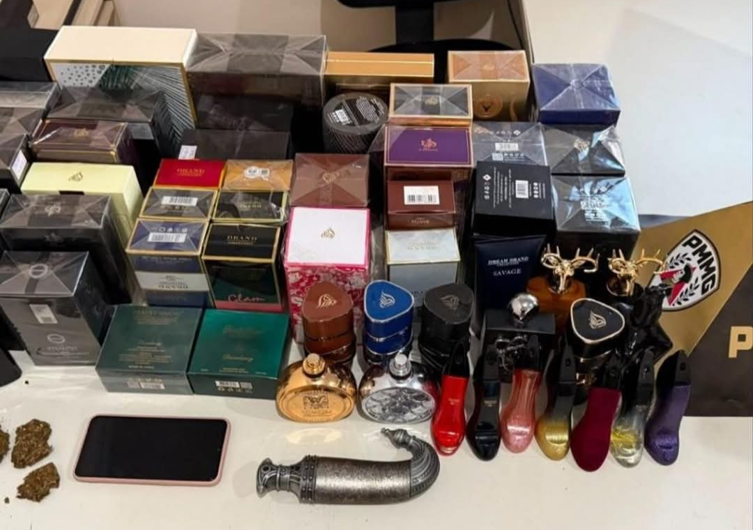A Polícia Militar de Taiobeiras efetuou a prisão de dois homens, de 20 e 41 anos, no último domingo (7), acusados de furtar um estabelecimento comercial...