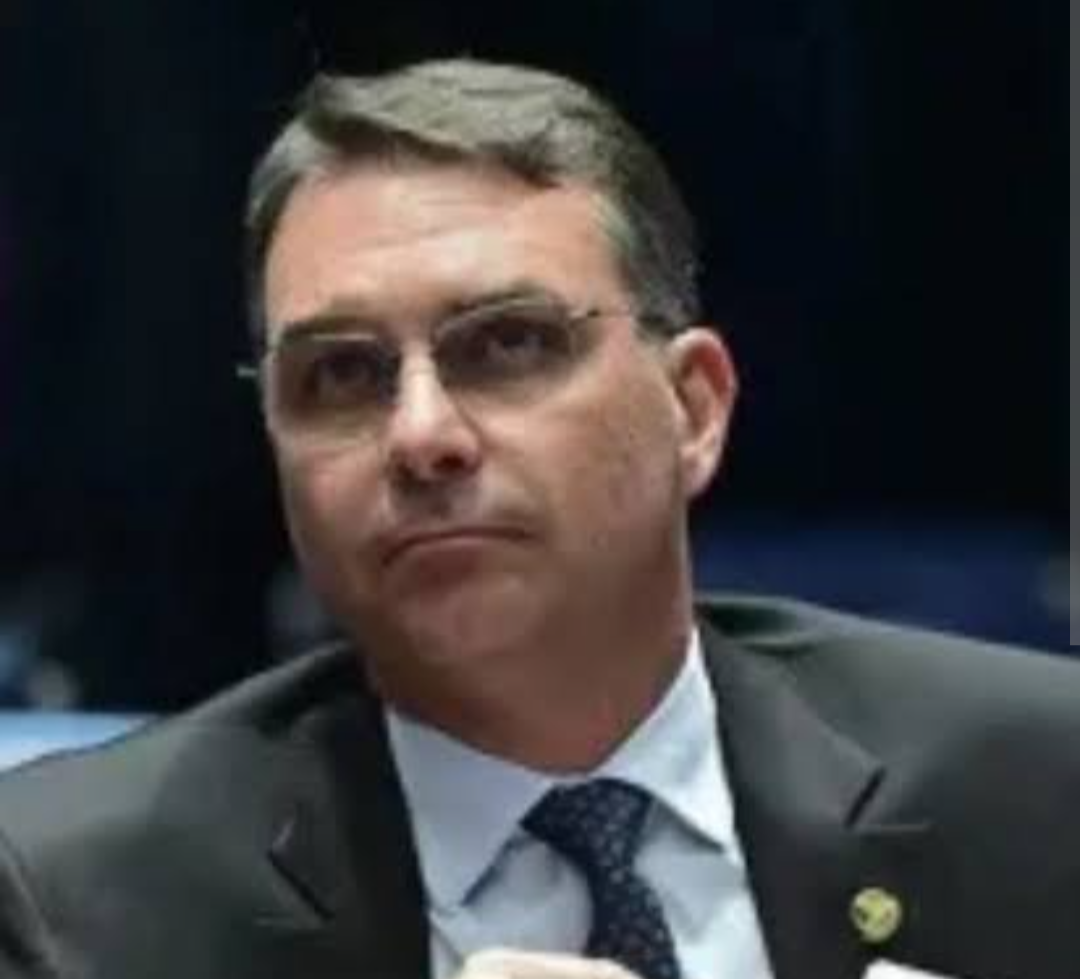 O senador Flávio Bolsonaro (PL-RJ) fez uma forte declaração nesta segunda-feira (8), afirmando que o presidente Luiz Inácio Lula da Silva (PT) "parece o...