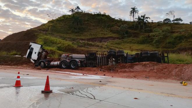 A rodovia BR-381, no km 303, em Antônio Dias, teve a pista no sentido a Ipatinga interditada durante a madrugada da última terça-feira, 9. O bloqueio fo...