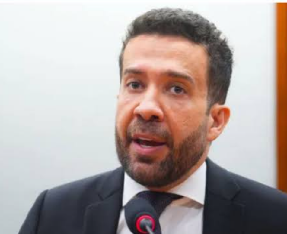 A Ordem dos Advogados do Brasil (OAB) de Minas Gerais decidiu pela exclusão do deputado federal André Janones de seus quadros, uma medida disciplinar qu...