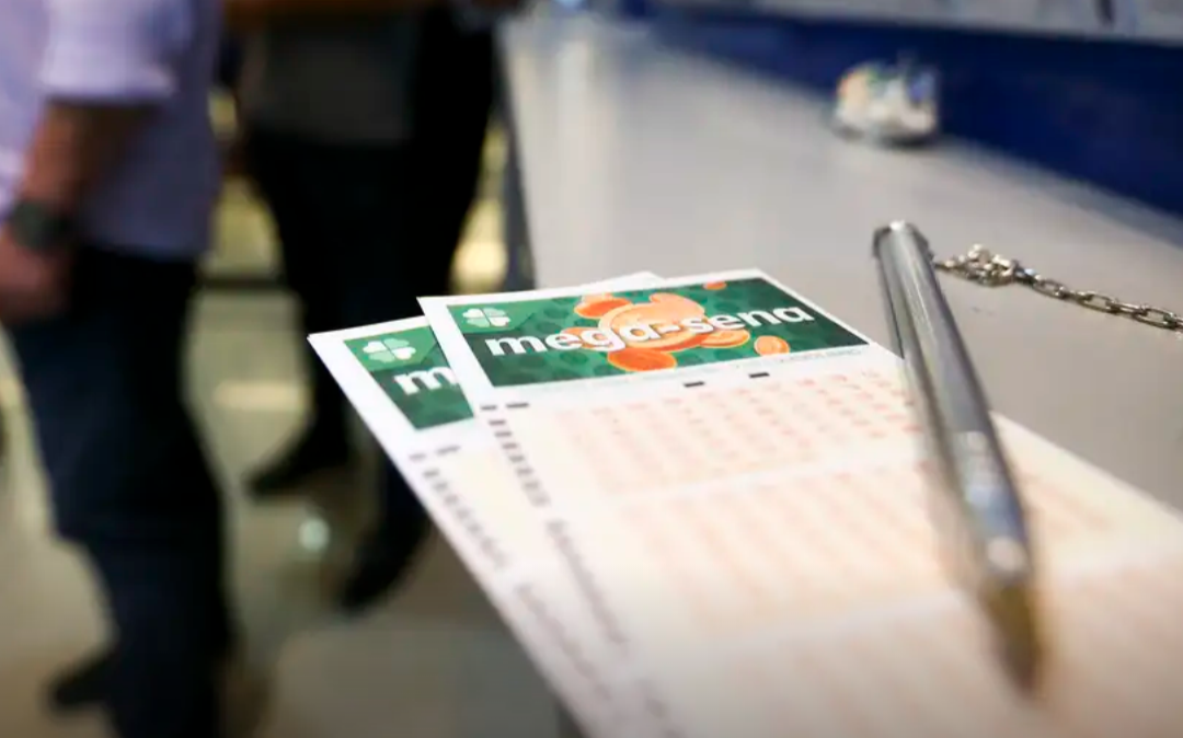 O prêmio principal da Mega-Sena acumulou e está estimado em R$ 8 milhões para o próximo sorteio. Ninguém conseguiu acertar as seis dezenas sorteadas no ...
