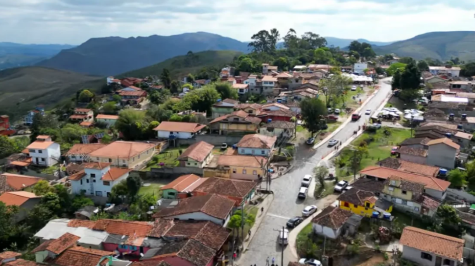 Aninhado nas montanhas de Minas Gerais, a 1.300 metros de altitude, o vilarejo de Lavras Novas se destaca como um reduto de identidade histórica e paisa...