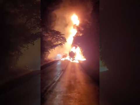 Um grave acidente envolvendo um caminhão-tanque e uma carreta bloqueou a BR-251, em Unaí, no Noroeste de Minas Gerais, na madrugada desta terça-feira, 9...