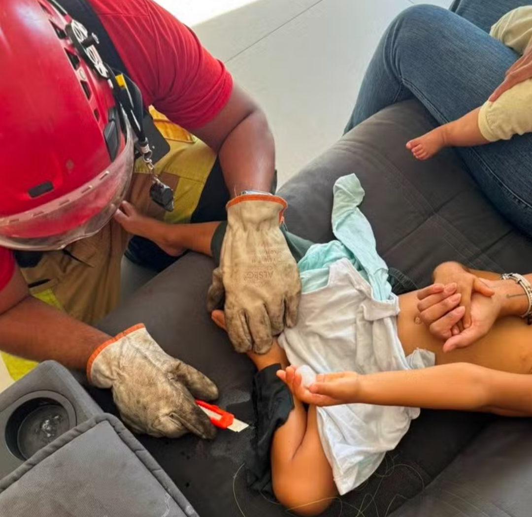 Um menino de apenas três anos precisou ser resgatado após ficar grudado em um sofá devido ao uso de supercola em sua residência, localizada em Betim, na...