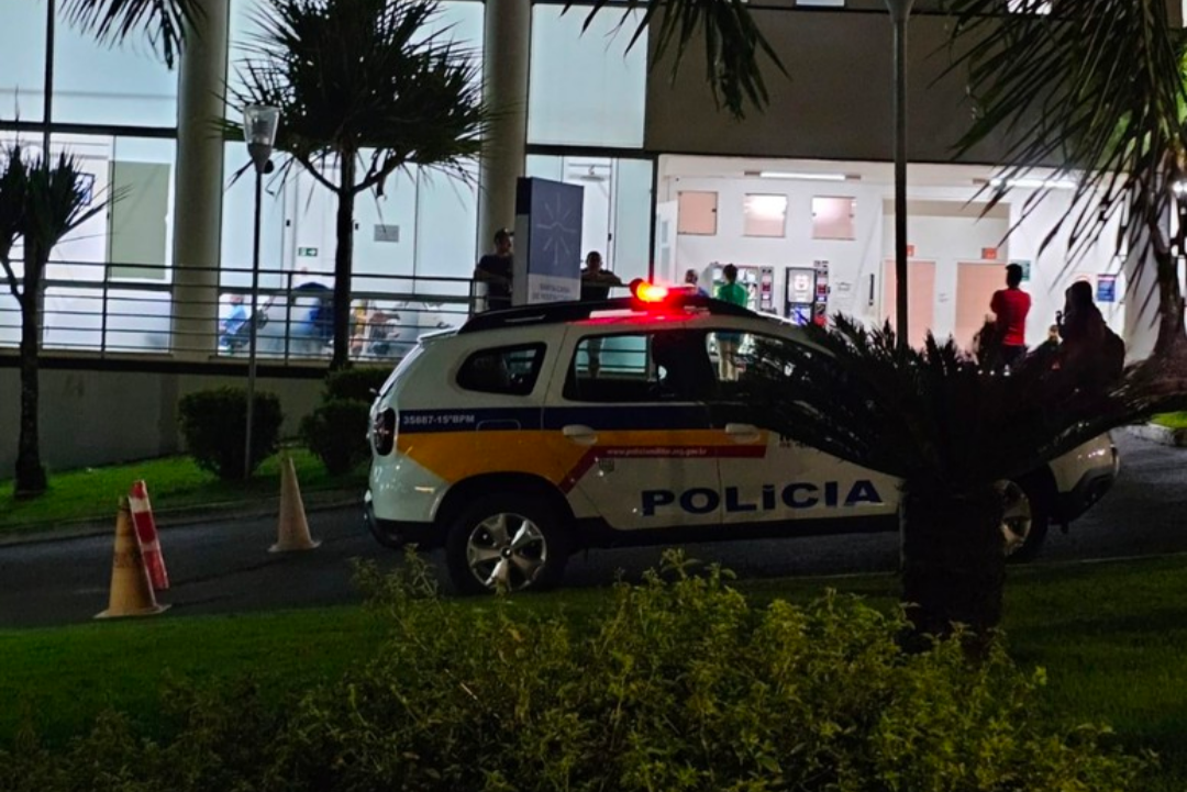 Uma mulher de 35 anos foi detida em flagrante na madrugada do domingo, 14 de junho de 2026, em Patos de Minas. Ela é suspeita de ter agredido seu compan...