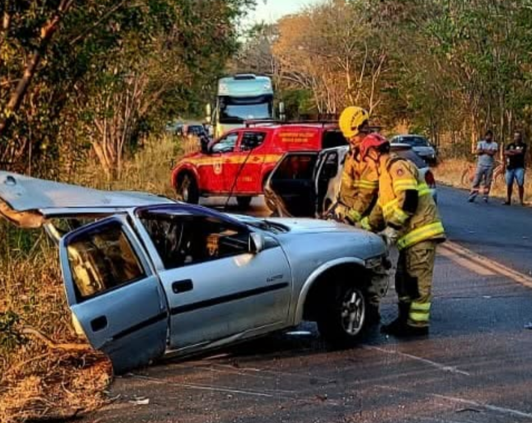 Um grave acidente de trânsito na MGC-135, próximo ao povoado Riacho da Cruz, na zona rural de Januária, Minas Gerais, no domingo (14/06), resultou em um...